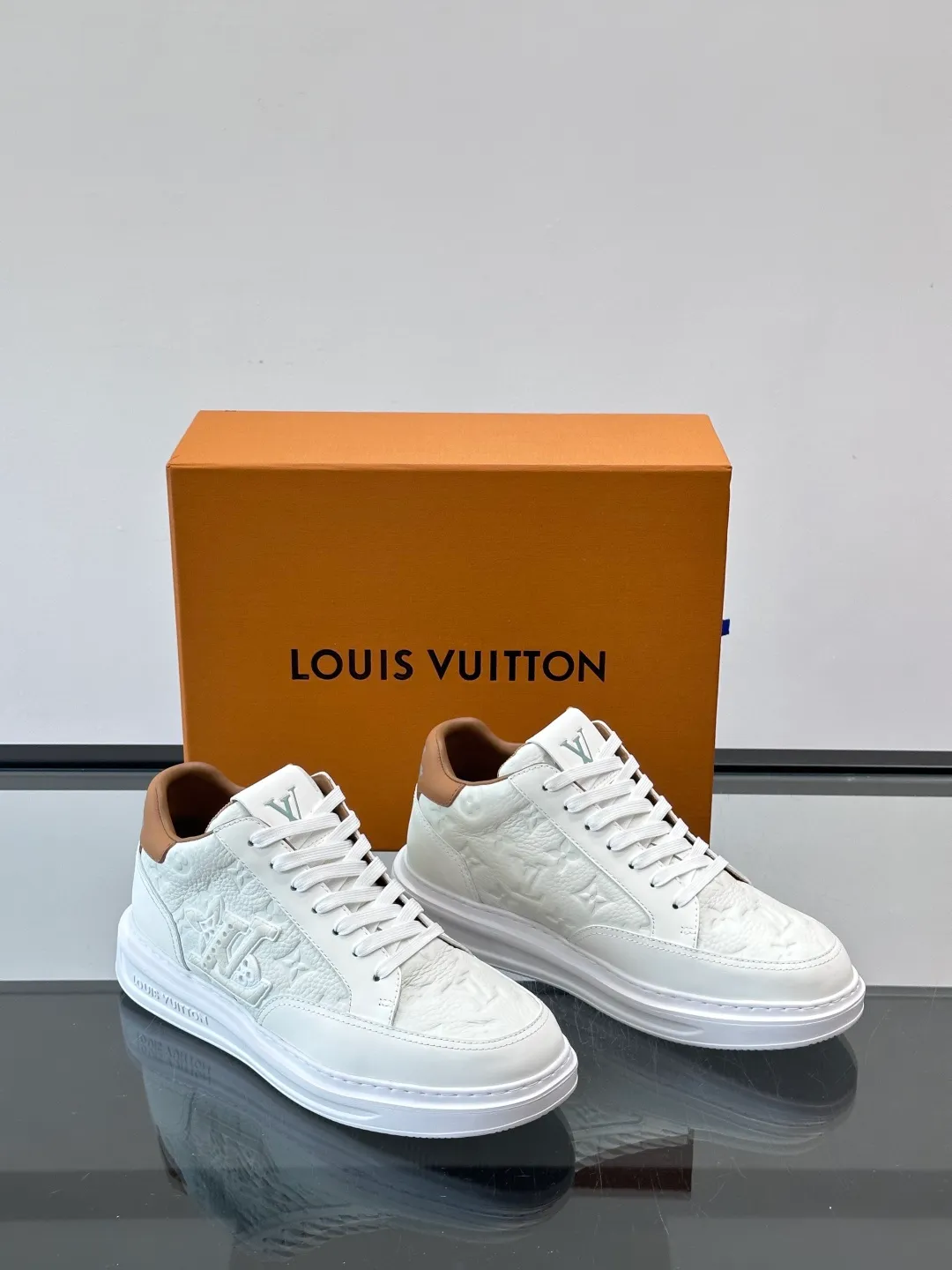 Men's shoes 💰p400 "＊OUIS ＊UITTO＊" Men's sports shoes, grained cow leather are low-key and recognizable. The rubber sole is thick and lightweight, the padded insole + technical lining make it super comfortable to wear! The main color with brown details is versatile and fashionable, and can be worn for daily leisure or business ~ LV embossing on the side of the shoe + brand logo on the sole, perfect details! size: 38-44 (45 customized)